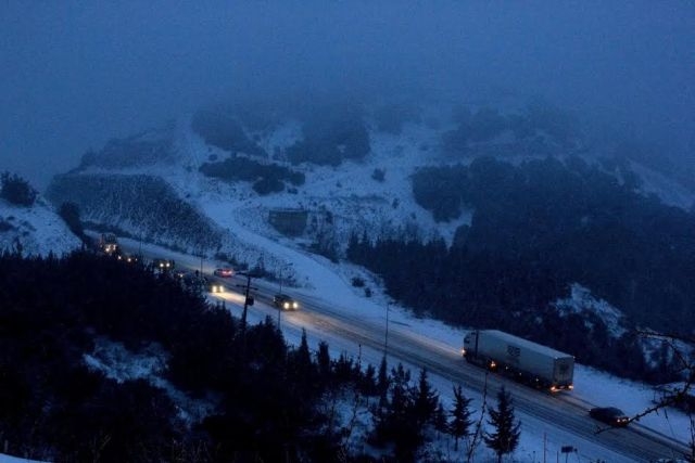 Διεκόπη η κυκλοφορία φορτηγών στο δρόμο Χαλκίδας – Αιδηψού