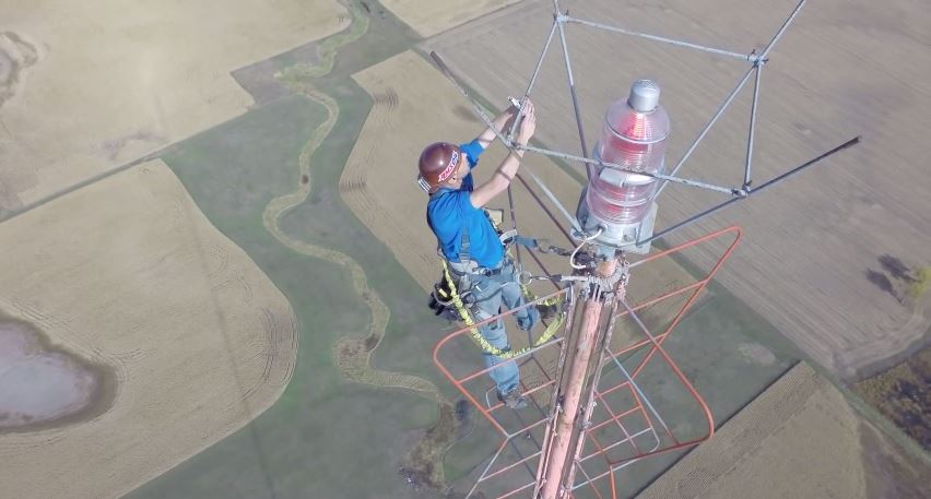 Αλλαγή λάμπας στα 457 μέτρα – ΒΙΝΤΕΟ