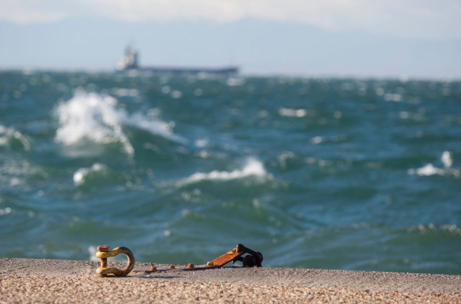 Ελικόπτερο παρέλαβε το πλήρωμα του πλοίου ”Mare”