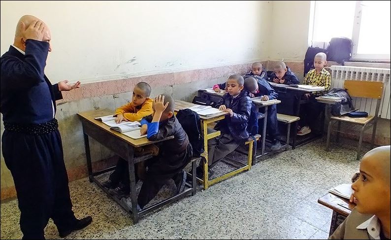 Ιράν – Μαθητές ξύρισαν το κεφάλι τους για τον καρκινοπαθή δάσκαλό τους