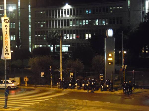 ΜΑΤ έξω από την ΕΡΤ- ΦΩΤΟ – ΤΩΡΑ