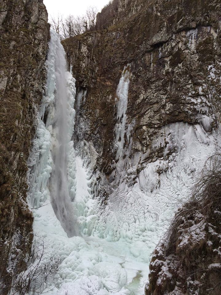 Συνεχίζει να μαγεύει ο παγωμένος καταρράκτης του Λειβαδίτη – ΒΙΝΤΕΟ