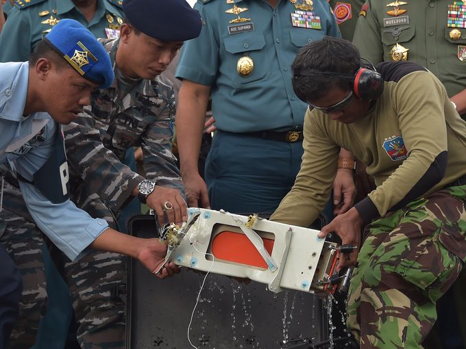 Βρέθηκε και το δεύτερο μαύρο κουτί του αεροσκάφους της AirAsia – ΒΙΝΤΕΟ-ΦΩΤΟ