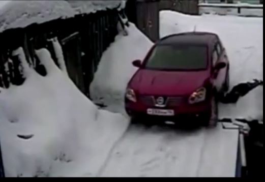 Την πάτησε με το αυτοκίνητο για μία γρατζουνιά – ΒΙΝΤΕΟ