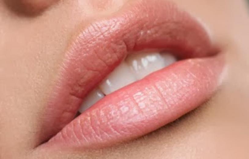 Τι δείχνει για την υγεία σας το χρώμα των χειλιών;