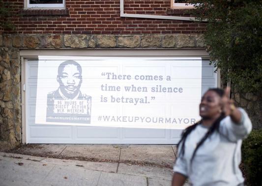 A black rights protester chants in front of a residence demonstrators identified as the home of Oakland Mayor Libby Schaaf in Oakland, California January 19, 2015.    REUTERS-Noah Berger