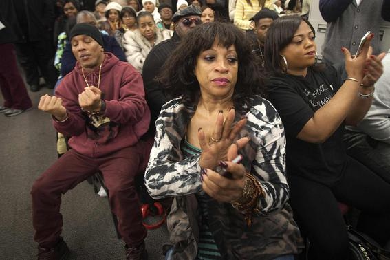 People applaud and pray as New York City Mayor Bill de Blasio concludes his remarks during a Martin Luther King day rally at the National Action Network in the Harlem section of New York January 19, 2015.       REUTERS-Carlo Allegri