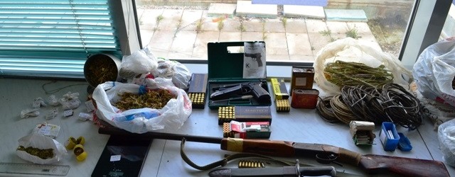Διακινούσε ναρκωτικά, είχε και εκρηκτικά – ΦΩΤΟ
