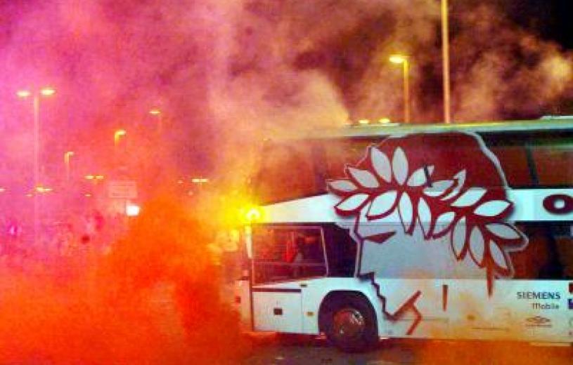 Επίθεση με μολότοφ στο πούλμαν του Ολυμπιακού