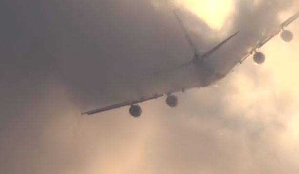 Αεροπλάνο “ζωγραφίζει” στα σύννεφα – ΒΙΝΤΕΟ