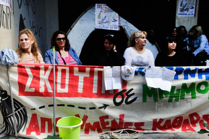 Αναβάλλεται η επαναπρόσληψη των καθαριστριών