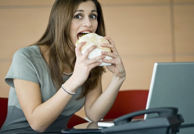 Τι να τρώω στο γραφείο για να μην παχύνω;