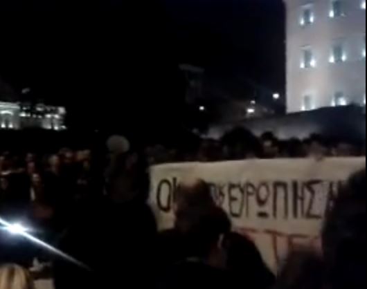 Το σύνθημα των διαδηλωτών στο Σύνταγμα για Βαρουφάκη-Μέρκελ – ΒΙΝΤΕΟ