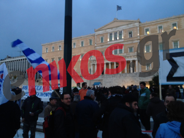 Νέες ΦΩΤΟ από τη συγκέντρωση στο Σύνταγμα