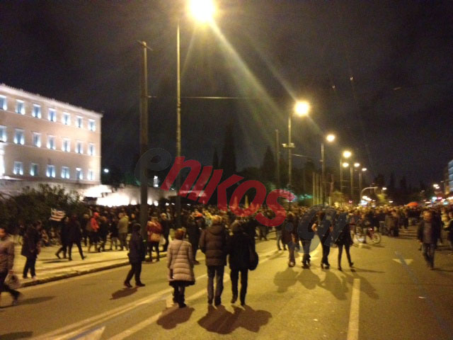 Παραμένουν στο Σύνταγμα οι διαδηλωτές – ΦΩΤΟ