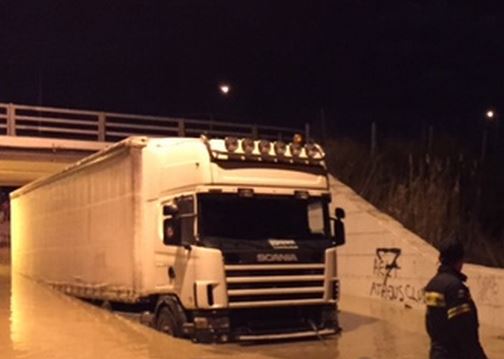 Νταλίκα “κόλλησε” κάτω από γέφυρα έξω από τη Λαμία – ΦΩΤΟ