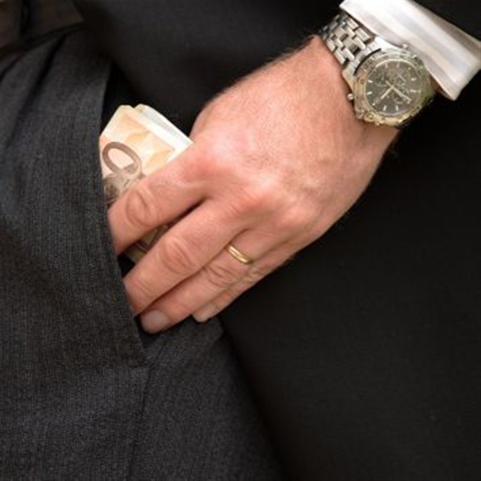 Προσπάθησε να δωροδοκήσει δημόσιο υπάλληλο με 15.000 ευρώ