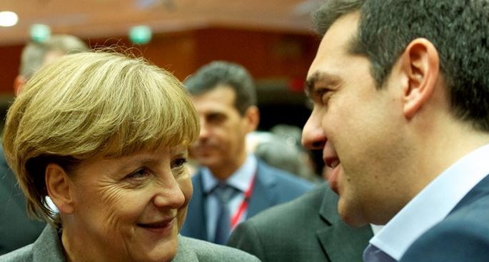 Bloomberg: Πώς η τηλεφωνική συνομιλία Μέρκελ – Τσίπρα έφερε το deal