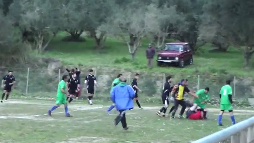 Άγριο ξύλο σε διαιτητή και επόπτη – ΒΙΝΤΕΟ