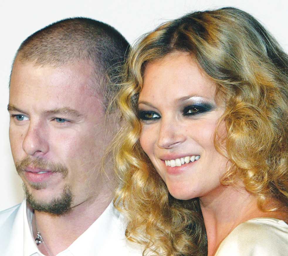 Η «σκοτεινή» ζωή του αυτόχειρα μόδιστρου