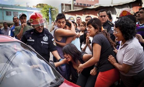 Έκαψαν ζωντανή γυναίκα που σκότωσε 8χρονο κορίτσι