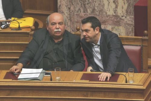 Με ποιους συνομίλησε ο Πρωθυπουργός στη Βουλή – ΦΩΤΟ