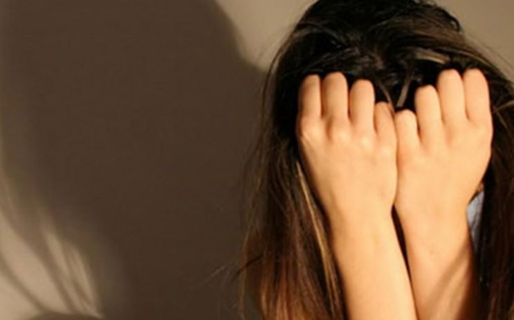 Βίαζε τη θετή του κόρη με την άδεια της μητέρας της