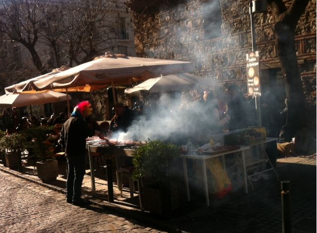 Σε ρυθμούς… Τσικνοπέμπτης η Θεσσαλονίκη – ΒΙΝΤΕΟ