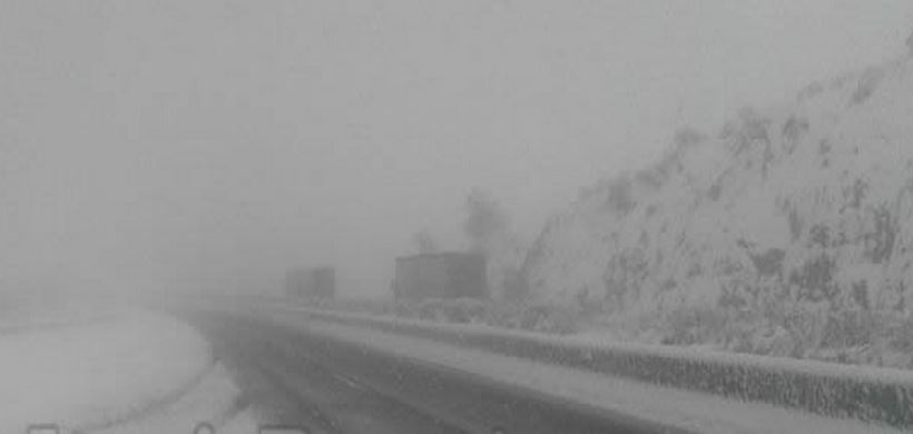 Έντονη χιονόπτωση στην Αθηνών-Λαμίας – Δίπλωσε νταλίκα – ΦΩΤΟ