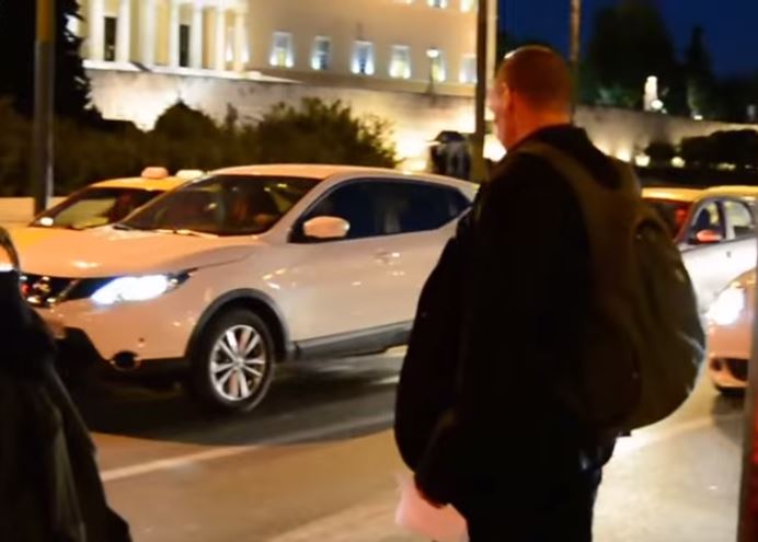 Ο Βαρουφάκης περπατάει στο Σύνταγμα χωρίς αστυνομικούς – ΒΙΝΤΕΟ