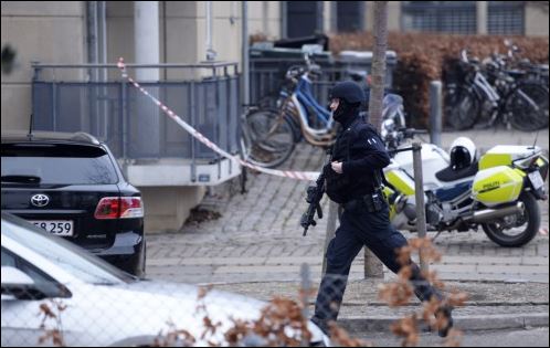 Ύποπτο δέμα εντοπίστηκε στο καφέ που έγινε η επίθεση στη Δανία