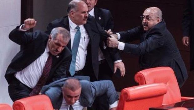 Ξύλο στο τουρκικό κοινοβούλιο – 4 βουλευτές στο νοσοκομείο – ΦΩΤΟ