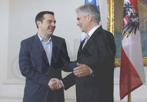 Βιέννη-Υποδοχή στον Τσίπρα με πλακάτ για διαγραφή του χρέους