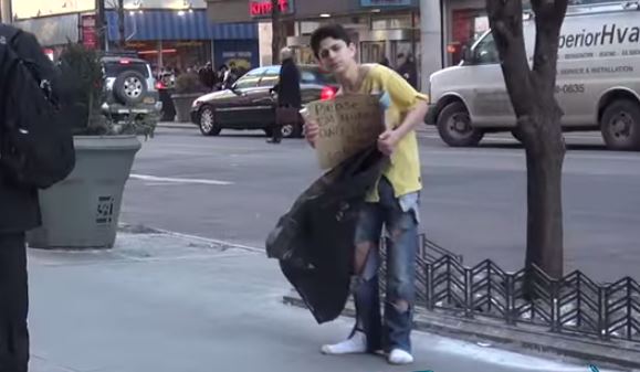 Συγκλονίζει το κοινωνικό πείραμα με ένα… άστεγο παιδί – ΒΙΝΤΕΟ