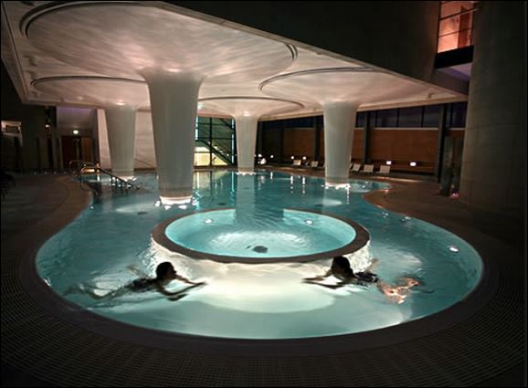 Φρουρούσαν πρώην υπουργό την ώρα που έκανε spa