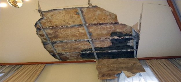 Το ταβάνι έπεσε στο γραφείο του δημάρχου – ΦΩΤΟ