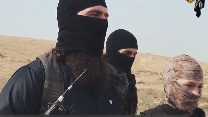 Αιματοκύλισε το Παρίσι και ποζάρει ένοπλη με τζιχαντιστές – ΦΩΤΟ