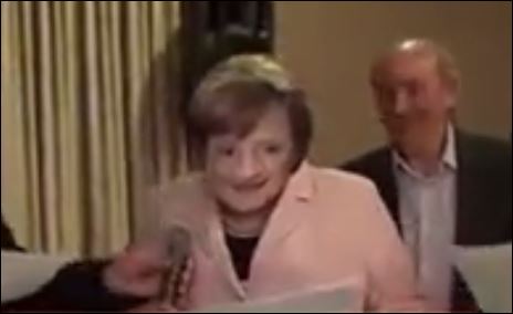 Ο Έλληνας πολιτικός που ντύθηκε… Μέρκελ – ΒΙΝΤΕΟ