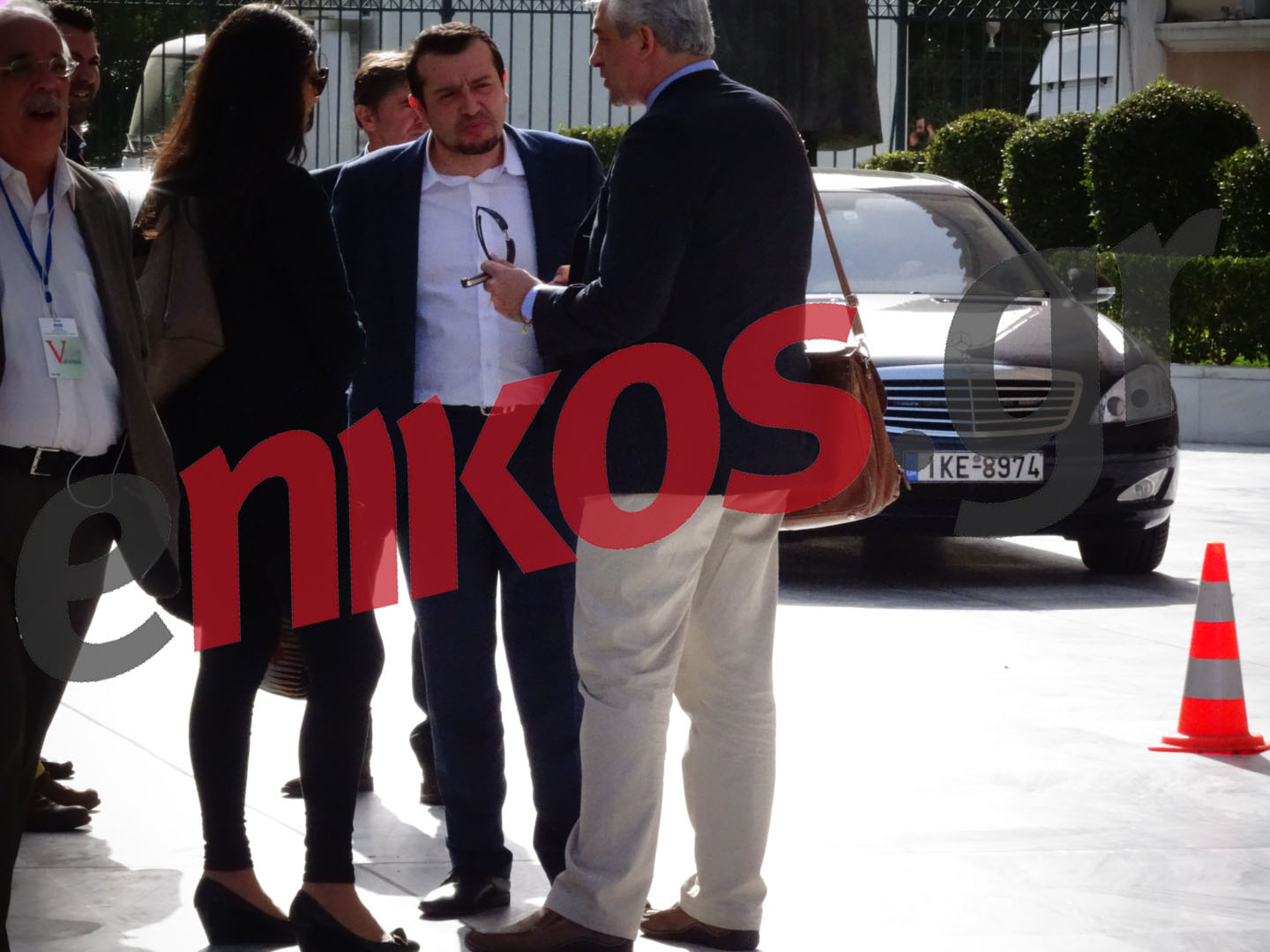 Ο Νίκος Παππάς έξω από τη Βουλή – ΦΩΤΟ