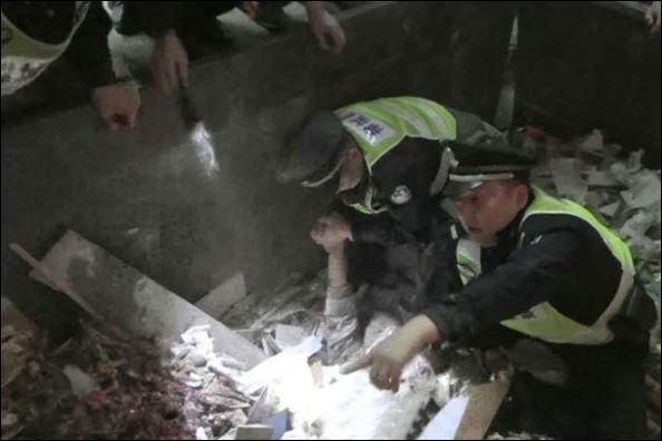 Άστεγος θάφτηκε ζωντανός μέσα στα σκουπίδια