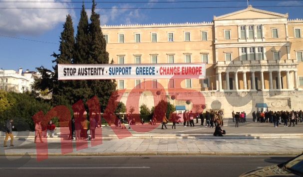 Τα πρώτα πανό στο Σύνταγμα – ΦΩΤΟ – ΤΩΡΑ