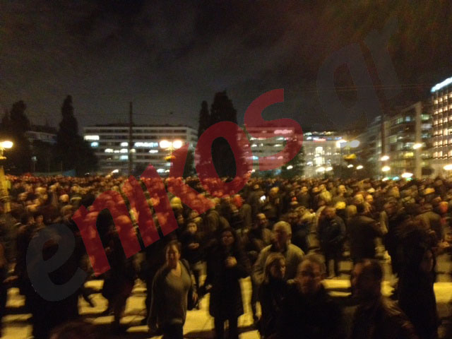 “Γεμίζουν” το Σύνταγμα στο πλευρό της κυβέρνησης. Περισσότεροι από 7.000 οι διαδηλωτές – ΦΩΤΟ