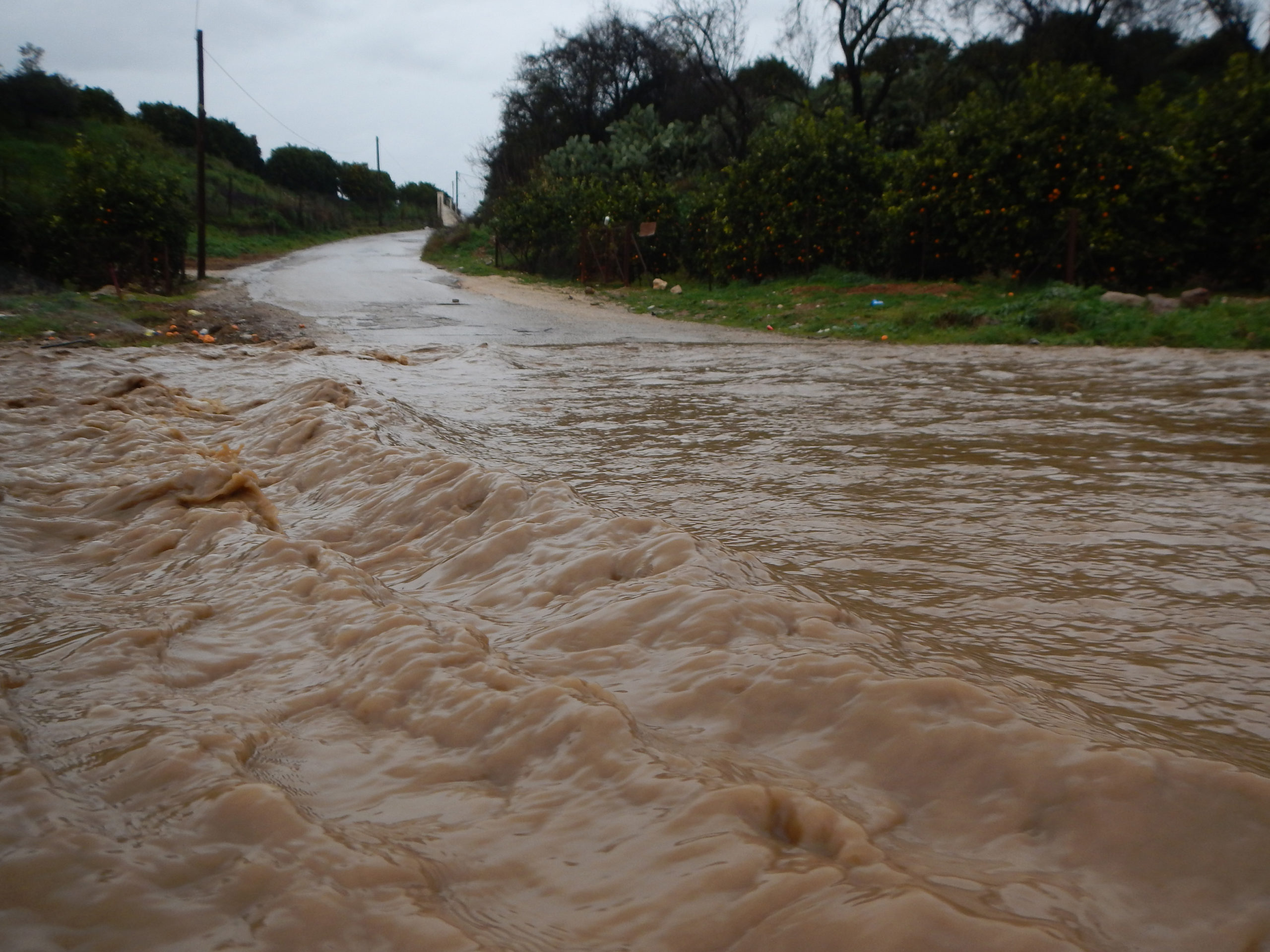 Ποτάμι “έκοψε” στα δύο δρόμο στο Ναύπλιο – ΦΩΤΟ