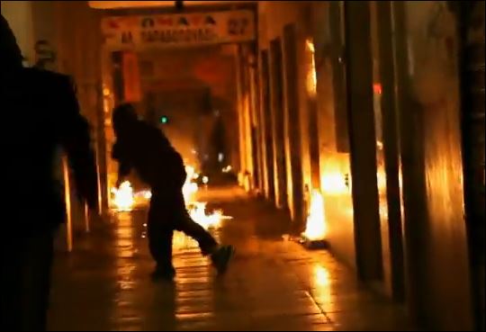 “Βροχή” από μολότοφ στα Εξάρχεια – ΒΙΝΤΕΟ