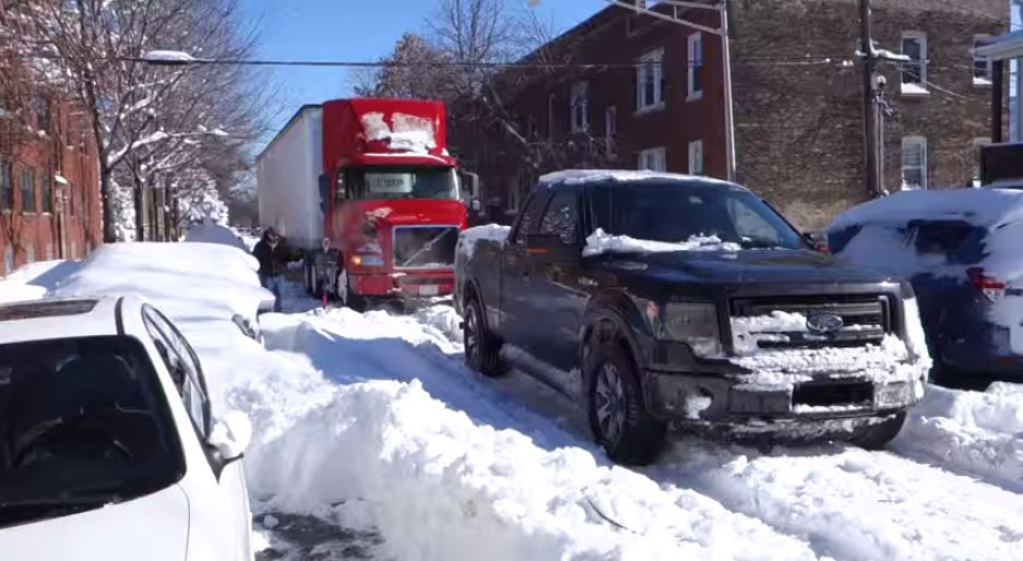 Αγροτικό “ξεμπλοκάρει” νταλίκα από το χιόνι – ΒΙΝΤΕΟ