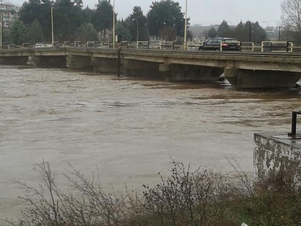 Ρήξη αναχωμάτων για να “σωθεί” οικισμός στον Έβρο