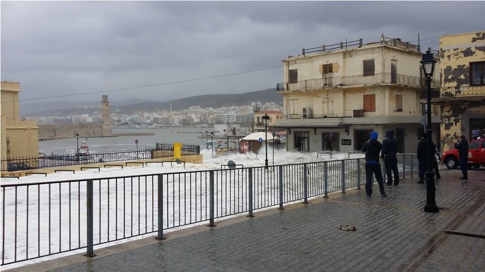 Αυτοκίνητο έπεσε στο λιμάνι του Ρεθύμνου – ΦΩΤΟ