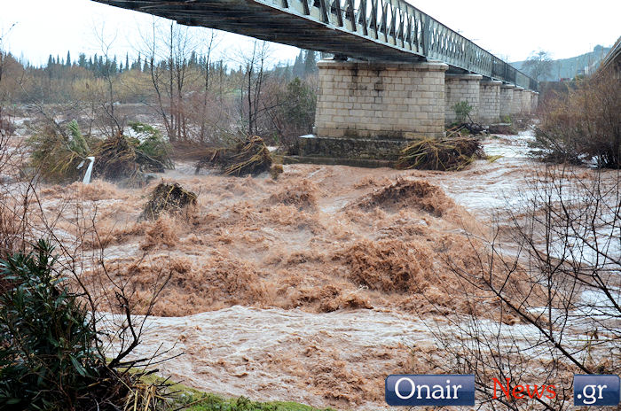 “Φουσκώνει” επικίνδυνα ο ποταμός Εύηνος – ΒΙΝΤΕΟ