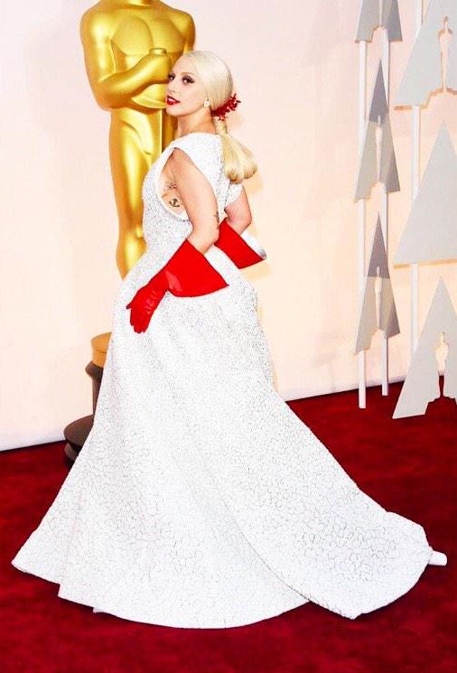 Με κόκκινα πλαστικά γάντια η Lady Gaga στα Όσκαρ – ΦΩΤΟ