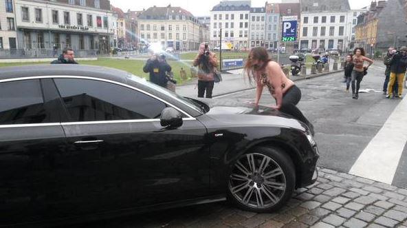 Η επίθεση στον Στρος Καν από τρεις γυμνόστηθες Femen – ΦΩΤΟ